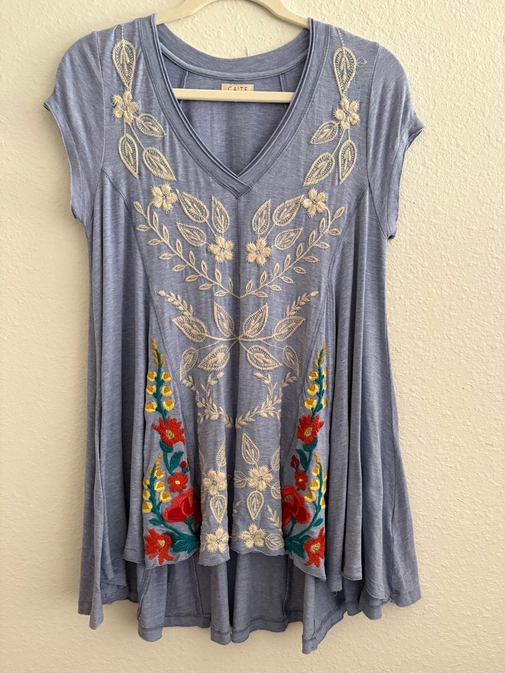 CAITE Alaina Embroidered Floral Swing Tee in Blue Small - Picture 1 of 6